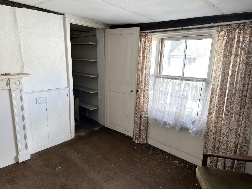 Lot: 162 - COMMERCIAL PREMISES WITH THREE-BEDROOM MAISONETTE CLOSE TO HIGH STREET FOR REPAIR - Flat - Bedroom 1
